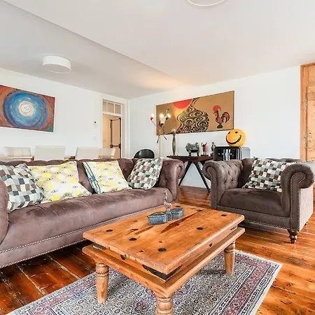 Portuguese Inspired Deco, Downtown Flat For 6