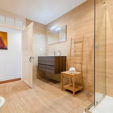 Portuguese Inspired Deco, Downtown Flat For 6 *