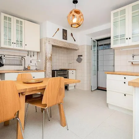 Portuguese Inspired Deco, Downtown Flat For 6 Apartment